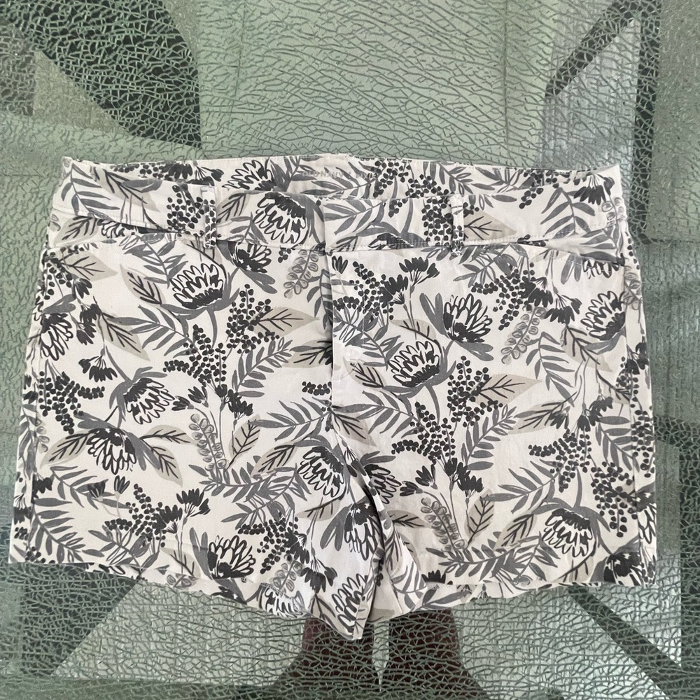 Old Navy 4”  grey, white, black , tan. Floral Women's Shorts. Size 16.